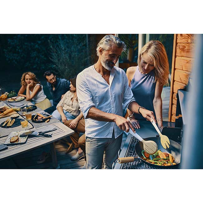 Amis qui font un barbecue sur une terrasse