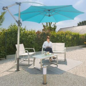 Jardin avec un parasol déporté mobile