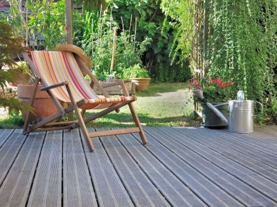 Jolie terrasse en lame de terrasse bois avec un transat