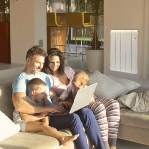 Famille qui assise sur un canapé