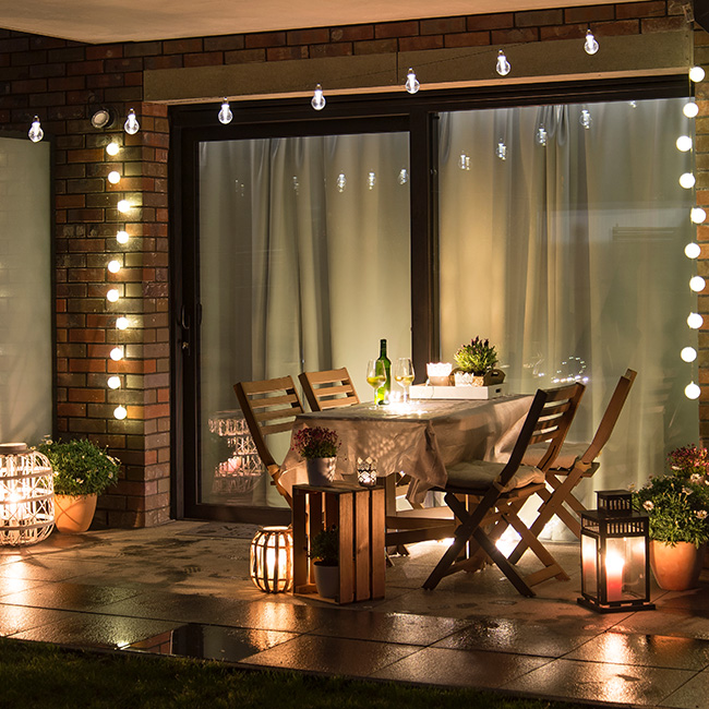 Ambiance lumineuse sur une terrasse avec des éclairages solaires