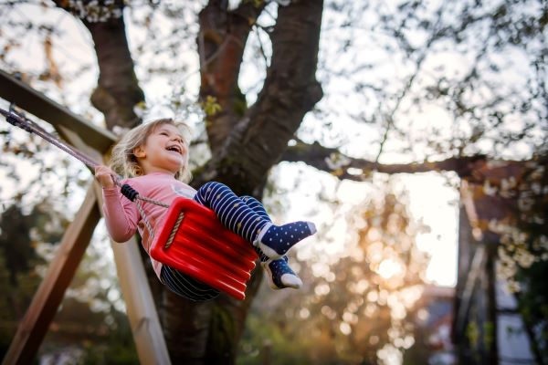 Enfant sur une balançoire