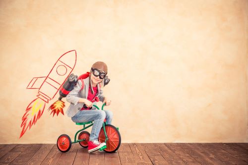 Un enfant qui fait du vélo sur du parquet 