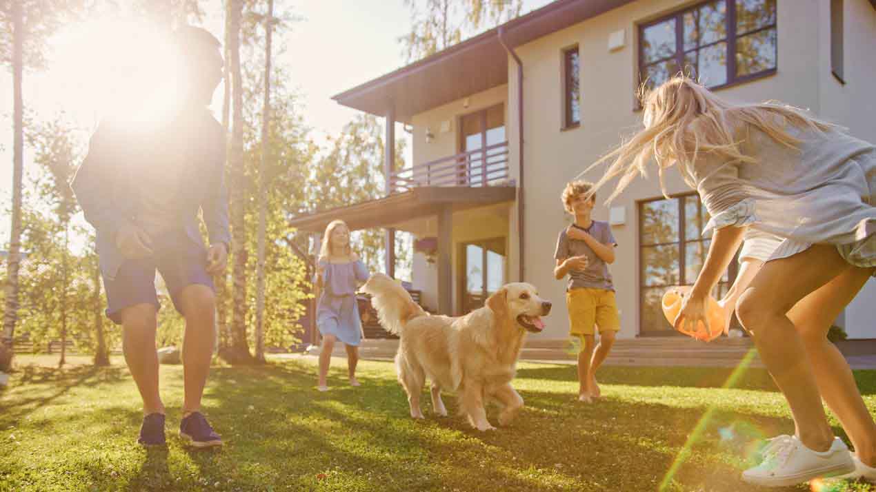 Famille qui joue dans son jardin