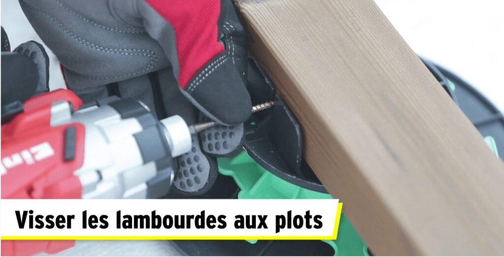 un bricoleur visse les lambourdes au plot pvcx