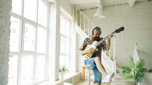 guitariste qui joue dans une pièce avec une bonne isolation phonique