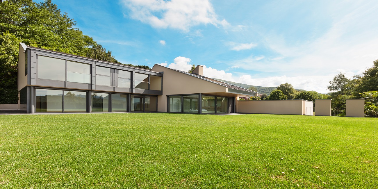 Maison avec une belle pelouse bien entretenue