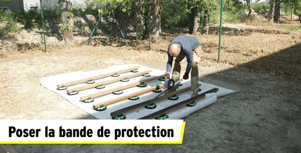 une pose de bande de protection de lambourde en bois