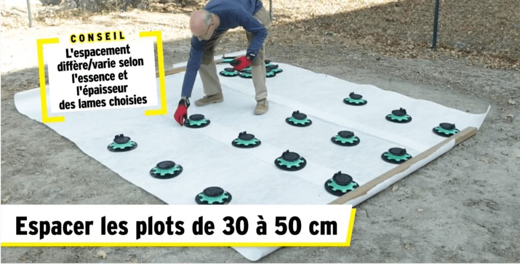 un homme pose des plots pvc pour terrasse