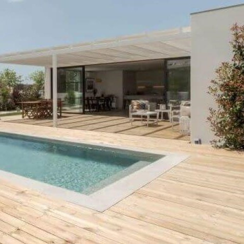 terrasse avec piscine et terrasse en bois clair