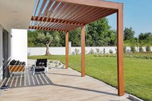 jolie terrasse en bois avec pergola