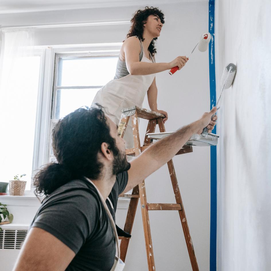 Couple qui applique une sous-couche sur un mur