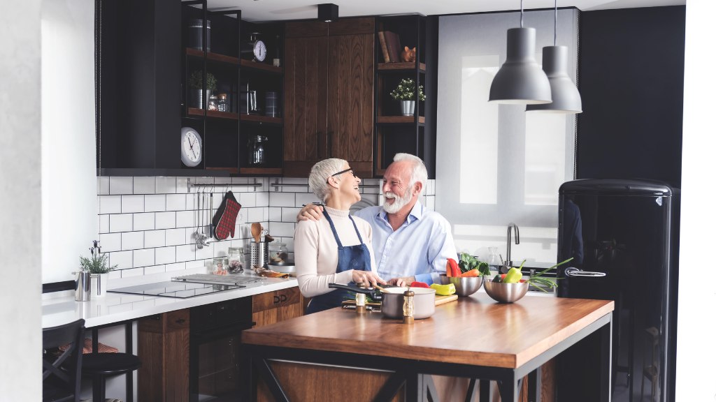 couple qui rit dans une cuisine