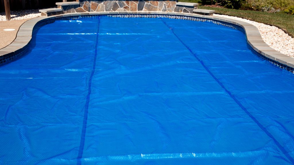 Piscine enterrée avec une bâche